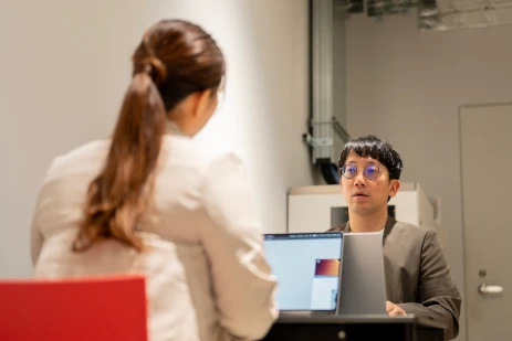 グループで、付箋を用いて調査・分析をしている様子